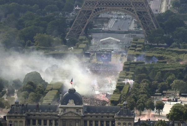 Torcedores franceses tomaram principais pontos turísticos e avenidas de Paris para celebrar o bi mundial