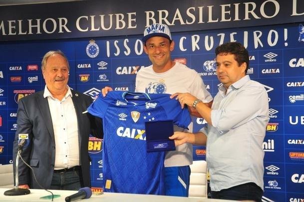 Fred foi apresentado no Cruzeiro pelo presidente Wagner Pires de S e pelo vice Itair Machado