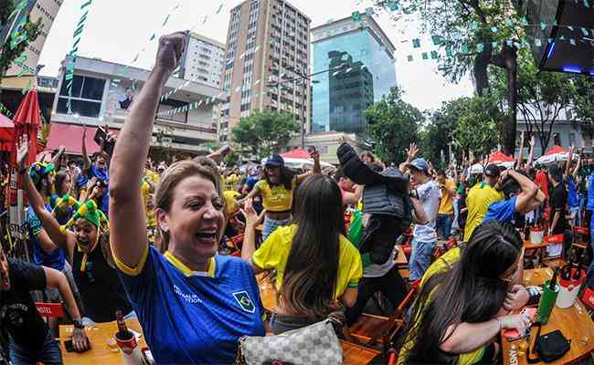 Torcedores comemoram gol do Brasil em vitria sobre a Coreia do Sul