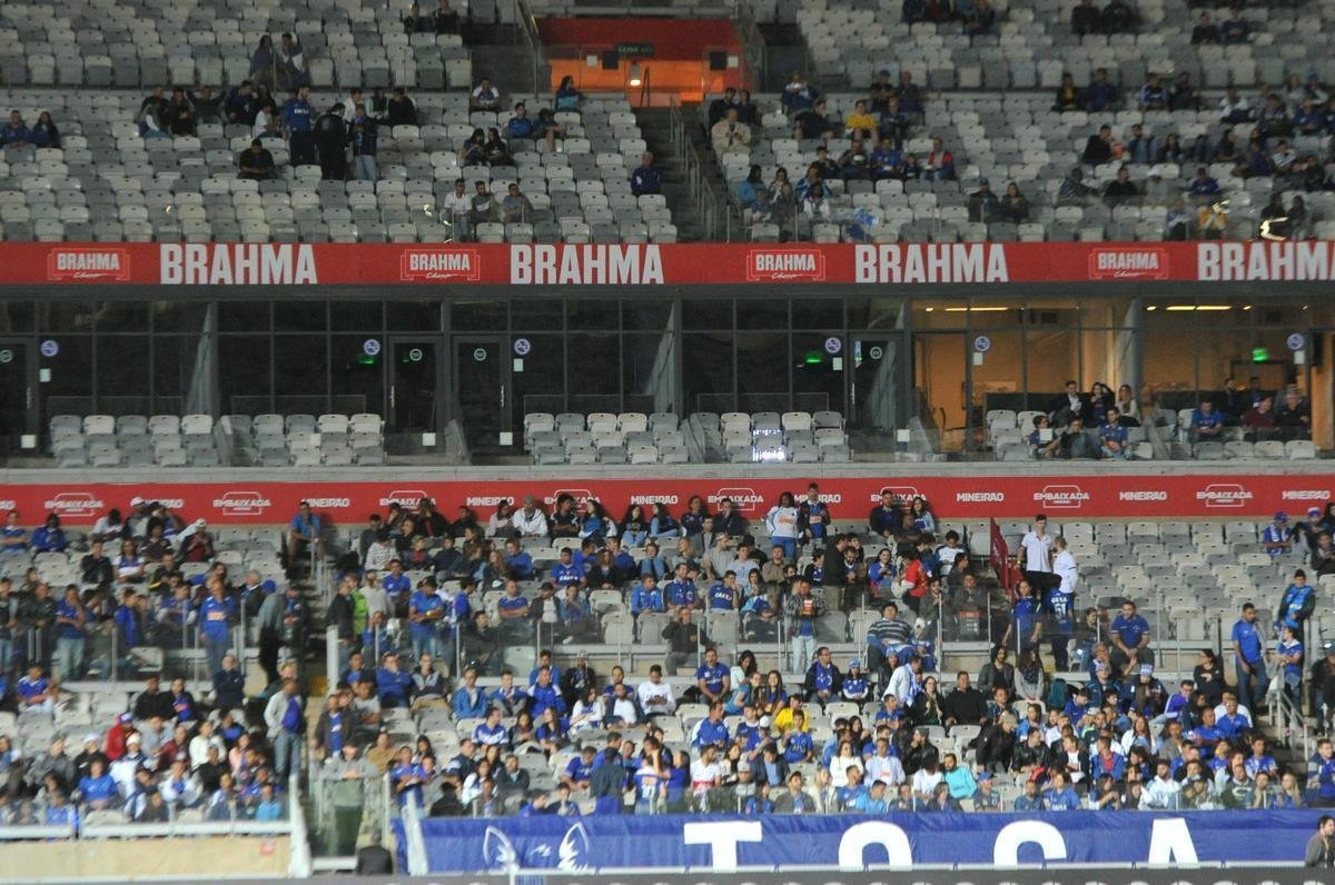 Torcida do Cruzeiro encarou frio e crise de abastecimento para apoiar o time contra o Palmeiras, no Mineiro