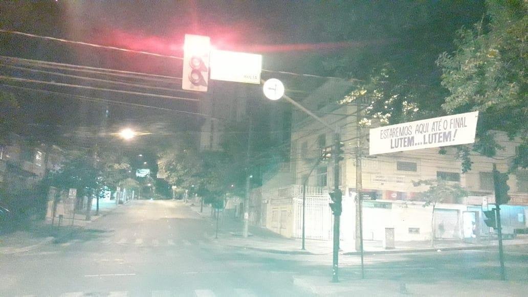 Faixas de apoio ao Cruzeiro so estendidas em Belo Horizonte antes da partida contra o FLuminense