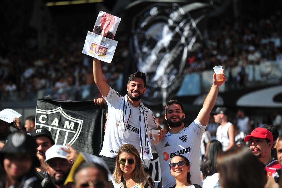 Atleticanos homenageiam no Mineiro familiares que no puderam ver o clube ser bicampeo brasileiro
