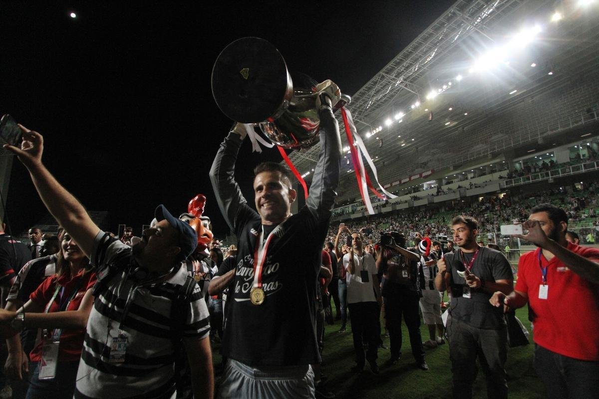 Victor comemora o ttulo do Campeonato Mineiro de 2017