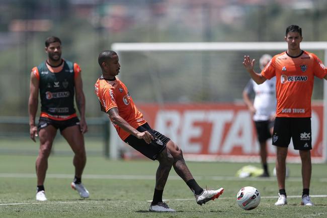 Com seriedade, mas tambm descontrao, o Atltico treinou sob sol forte na manh desta sexta-feira (21), na Cidade do Galo, em Vespasiano. Este foi o quinto dia de pr-temporada para o clube mineiro em 2022, sob o comando do tcnico argentino Antonio 'El Turco' Mohamed. Novas baixas, o volante Allan e o atacante Keno testaram positivo para COVID-19 e no participaram das atividades (ambos cumprem perodo de sete dias de isolamento social).