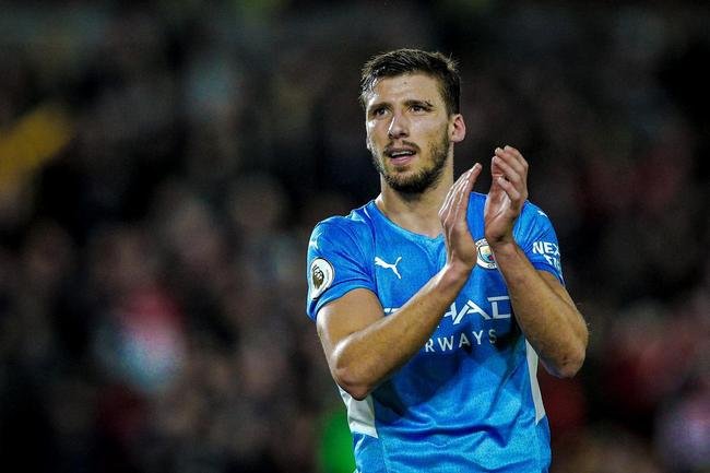 Rben Diaz, do Manchester City-ING, foi o 3 jogador de linha com mais minutos em campo em 2021: 5944. Ele participou de 71 jogos.	