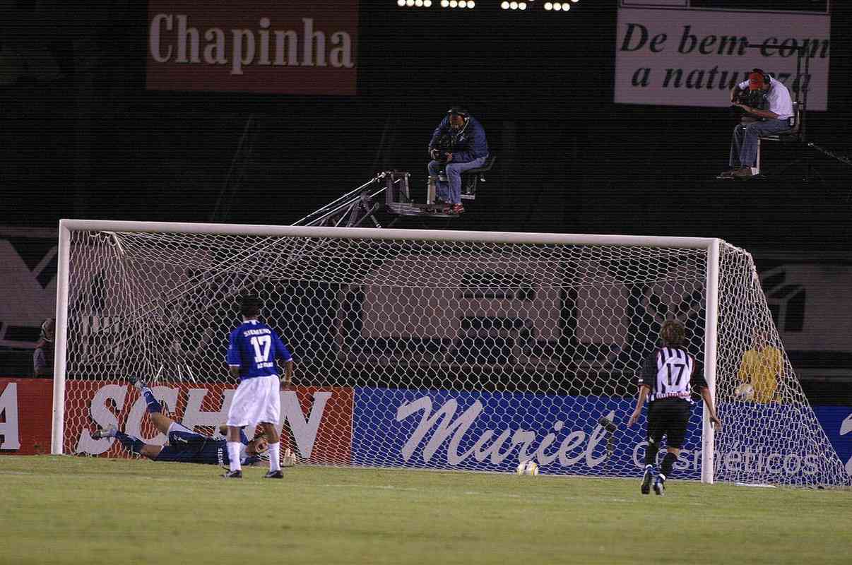 Em 2005, a torcida pegou no pé de Fábio acusando-o de falhar em duas cobranças de falta na eliminação do Cruzeiro para o Paulista de Jundiaí, na semifinal da Copa do Brasil.