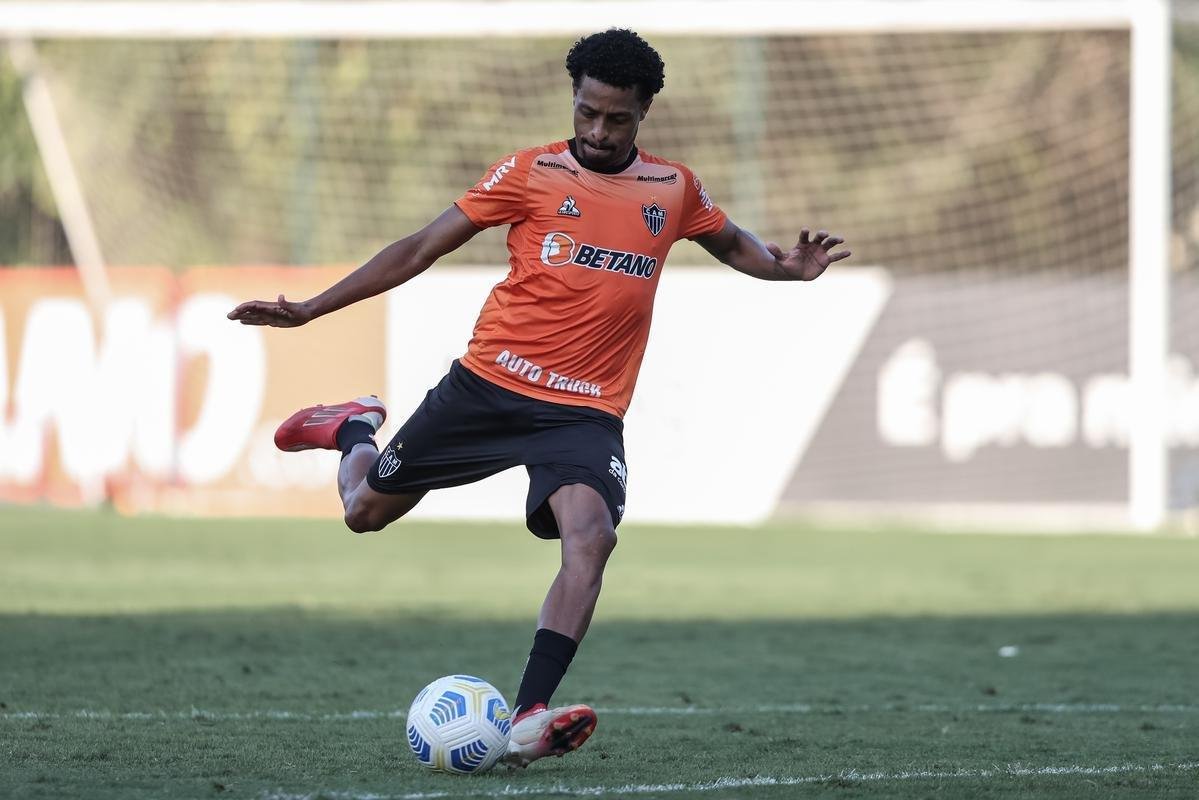 Com Guilherme Arana de volta, Cuca comanda atividade na Cidade do Galo