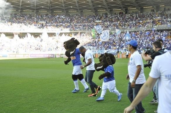 Jlio Baptista foi apresentado com uma novidade pelo departamento de marketing do Cruzeiro. O jogador entrou no gramado do Mineiro em um carro-forte e deu a volta no estdio. O veculo apresentava a frase: Patrimnio Scio do Futebol. Quando o meia desceu, ele foi saudado pelos torcedores e fogos foram lanados.   