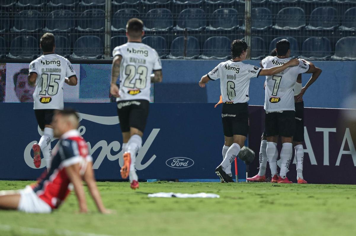 Atltico venceu o Cerro Porteo, em Assuno, com um gol de Keno, nos acrscimos do segundo tempo