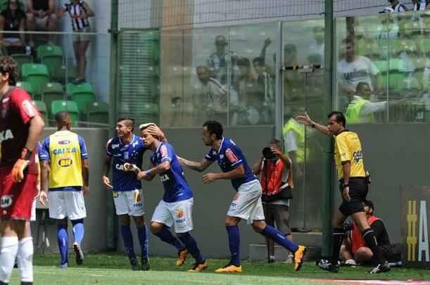 Rafael Silva comemora o gol da vitria do Cruzeiro sobre o Atltico
