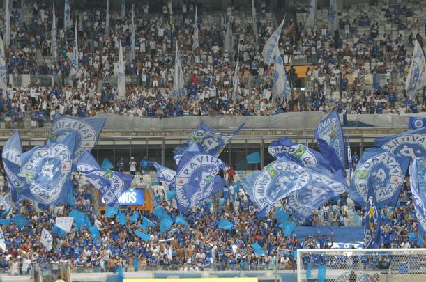 Fotos da torcida do Cruzeiro no primeiro clssico da final do Mineiro, contra o Atltico, no Mineiro