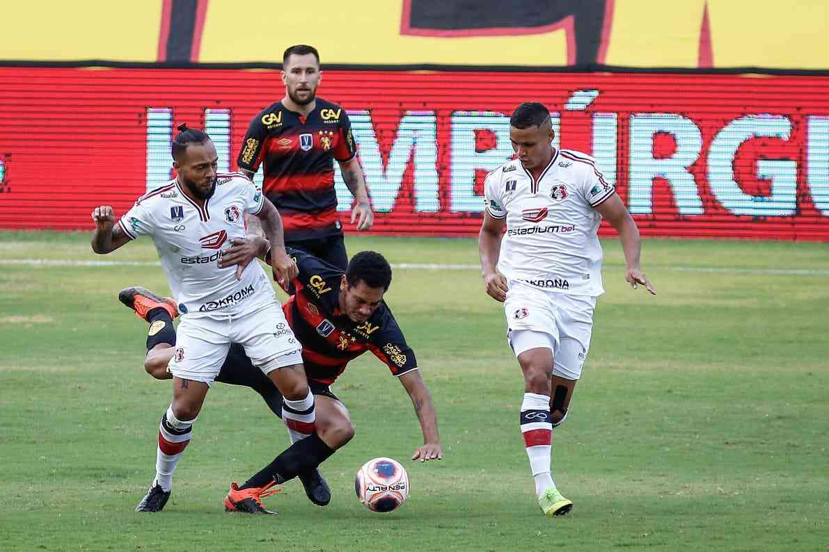 Rubro-negros e tricolores duelaram na Ilha do Retiro em partida que marcou o retorno do futebol em Pernambuco