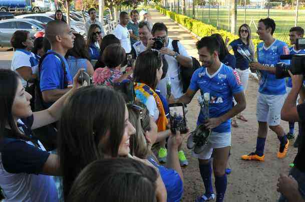 No Dia Internacional da Mulher, o Cruzeiro levou 50 scias do futebol para conhecer a Toca da Raposa II. Nesta tera-feira, as torcedoras foram recebidas com caf da tarde, ganharam produtos de beleza e aproveitaram para pegar autgrafos e tirar fotos com jogadores. Nesta quarta, o clube celeste levar mulheres em tratamento contra o cncer ao jogo contra o Atltico-PR, s 19h30, no Mineiro. Elas ficaro em um setor privilegiado do estdio.