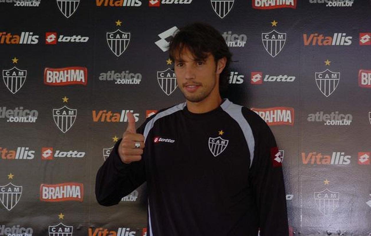 Carini - 2009 a 2010: depois de jogar na Europa, Carini chegou ao Atl�tico em setembro de 2009. No Galo, adotou a camisa negra nos jogos. Teve altos e baixos durante sua passagem pela meta alvinegra. Disputou 19 jogos e sofreu 30 gols. Rescindiu amigavelmente em julho de 2010
