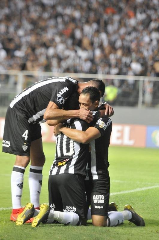 No primeiro tempo, Atltico abriu 3 a 1 no placar, com gols de Luan e Ricardo Oliveira (2)