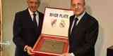 Presidente do River Plate, Rodolfo D'Onofrio, entrega placa ao presidente do Real Madrid, Florentino Prez
