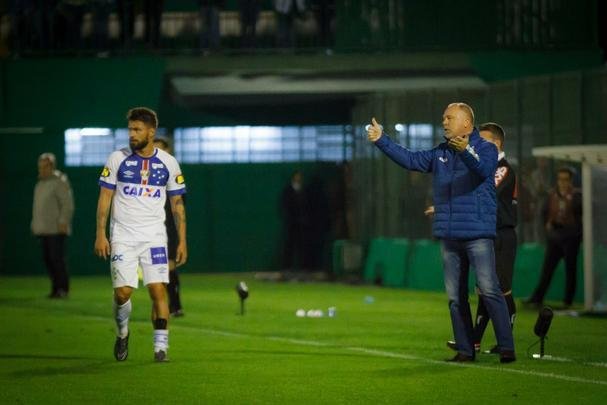 Cruzeiro perde para Chapecoense em jogo que teve atraso por causa de pane em refletores