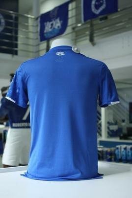 Imagens da camisa principal do Cruzeiro para a temporada de 2019