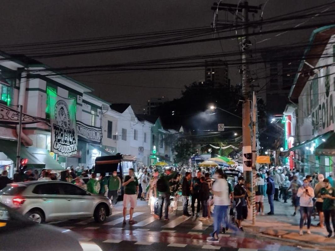 Mesmo com o Allianz Parque fechado para o pblico, o entorno do estdio do Palmeiras reuniu muitos torcedores que vo acompanhar a semifinal contra o Atltico em bares e restaurantes (Tlio Kaizer/EM/D. A Press)