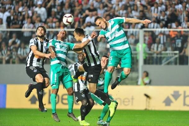 Cazares perde pnalti, Otero marca, mas rbitro invalida gol por invaso da grande rea