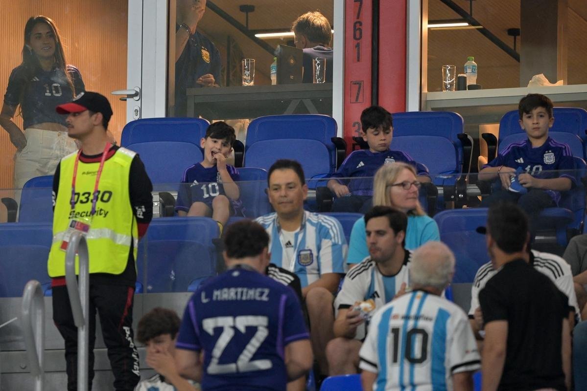Fotos das torcidas de Argentina e Polnia durante jogo entre as duas selees pelo Grupo C da Copa do Mundo, no Estdio 974, em Doha, no Catar