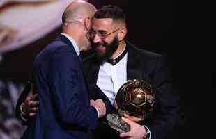 Karim Benzema recebe prmio Bola de Ouro, da Revista France Football, como melhor do mundo na temporada 2021/22. 