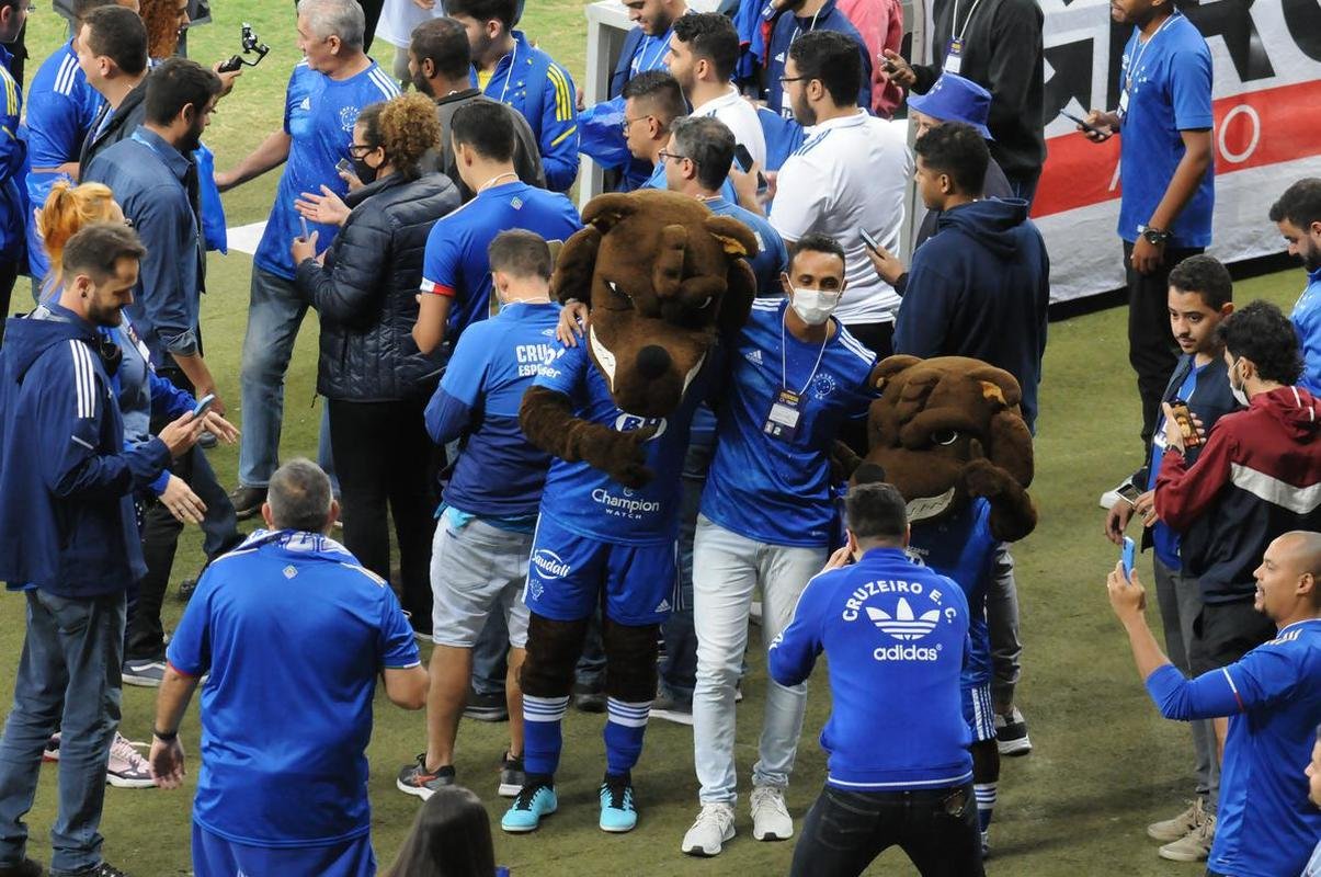 �dolos do Cruzeiro, Nonato e Marcelo Ramos participaram de a��o com s�cios-torcedores do clube antes da partida contra o Sport pela S�rie B (28/6/2022)