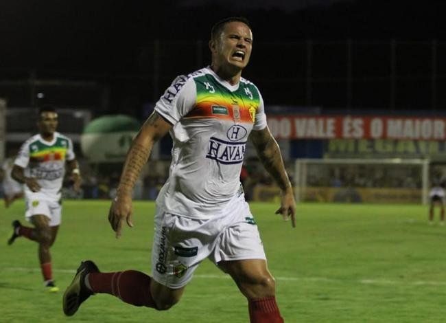 Edu (atacante) - na nica vez em que jogou a Srie B, foi o artilheiro pelo Brusque, com 17 gols em 33 jogos.