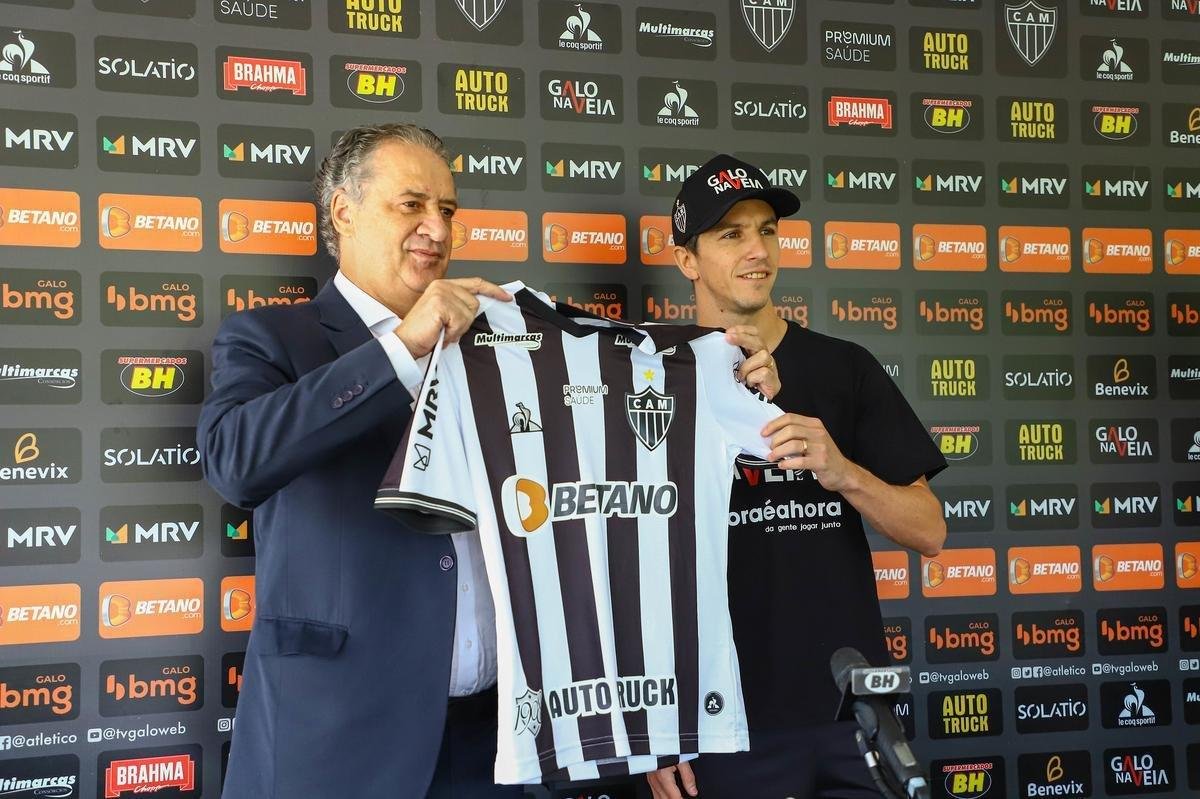 Nacho Fernndez foi apresentado nesta quarta-feira (24)