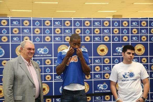 Apresentao do zagueiro Ded ao Cruzeiro. Jogador participou de ao de marketing, foi a supermercado e divulgou programa scio do futebol, que d desconto na compra de produtos  