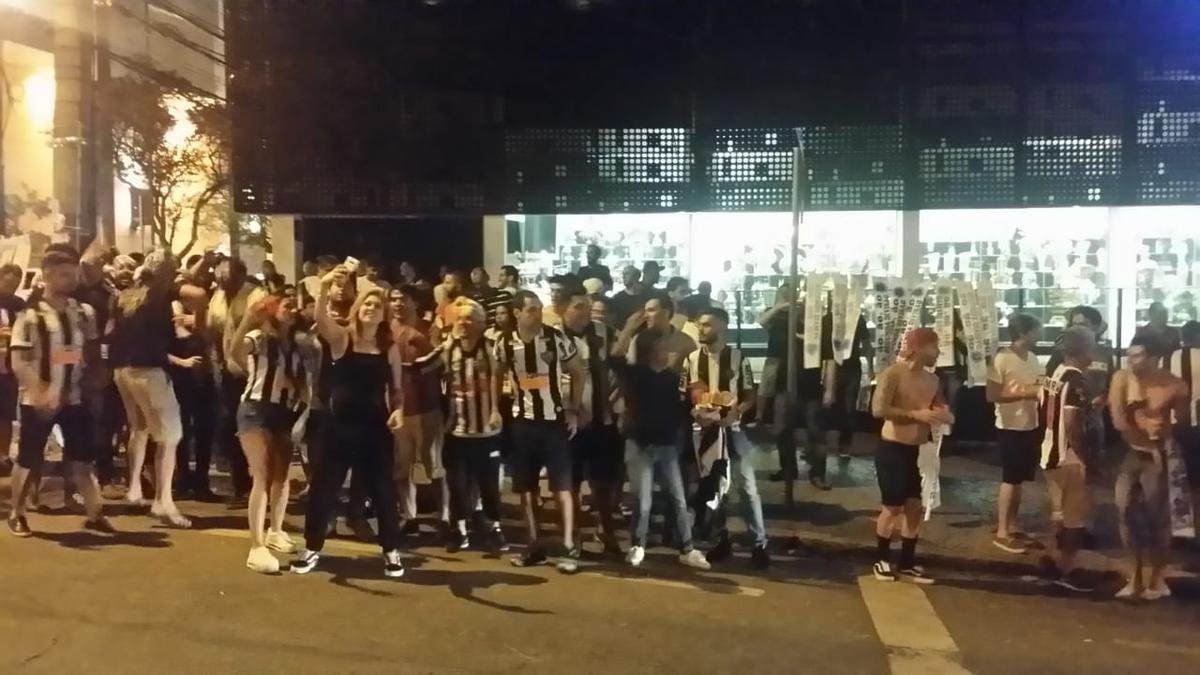 Dezenas de atleticanos celebraram o rebaixamento do Cruzeiro na sede de Lourdes