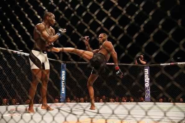Jon Jones volta ao octógono do UFC e conquista cinturão interino