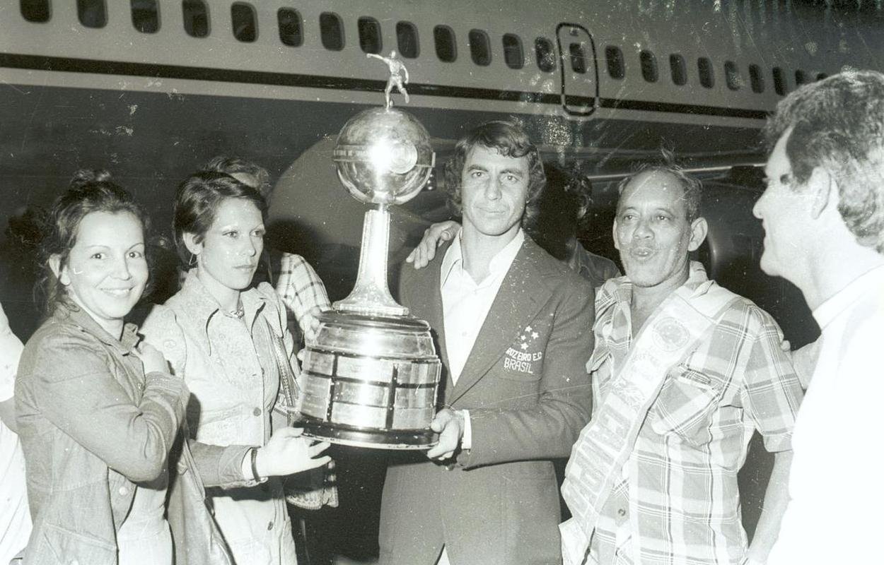 O Cruzeiro conquistou a Copa Libertadores de 1976 ao derrotar o River Plate por 3 a 2 em Santiago, no Chile, em 30 de julho. Foi a terceira partida da deciso. No desembarque no Aeroporto da Pampulha, em Belo Horizonte, jogadores celestes foram recebidos com muita festa. Houve ainda desfile de carro aberto pelas ruas da capital mineira.
