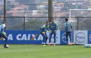 Presidente do Cruzeiro, Wagner Pires de S, acompanhou treino deste sbado, na Toca da Raposa II. Mais uma vez, Arrascaeta treinou normalmente e est cotado para iniciar como titular diante do Atltico-PR, na segunda-feira, no Mineiro, pelas oitavas de final da Copa do Brasil