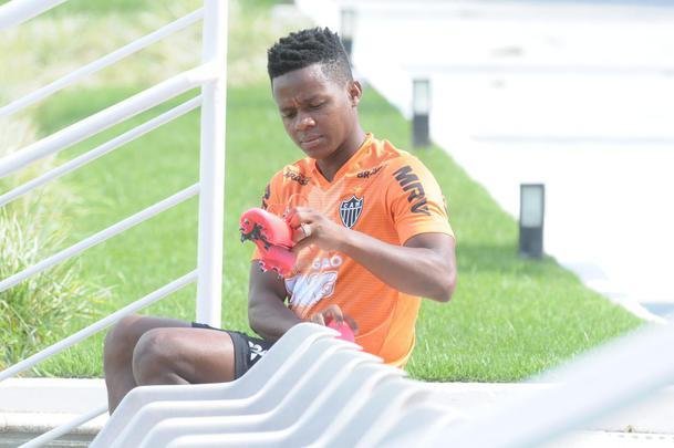 Treino do Atltico nesta segunda-feira, na Cidade do Galo, contou com a volta do meia  Juan Cazares. Direo no chegou a acordo para vend-lo a clube saudita. Tcnico Rafael Dudamel relacionou 23 jogadores para a viagem a Santa Fe, local da estreia na Sul-Americana, quinta-feira, contra o Unin-ARG. Jogador equatoriano ficou fora da lista.