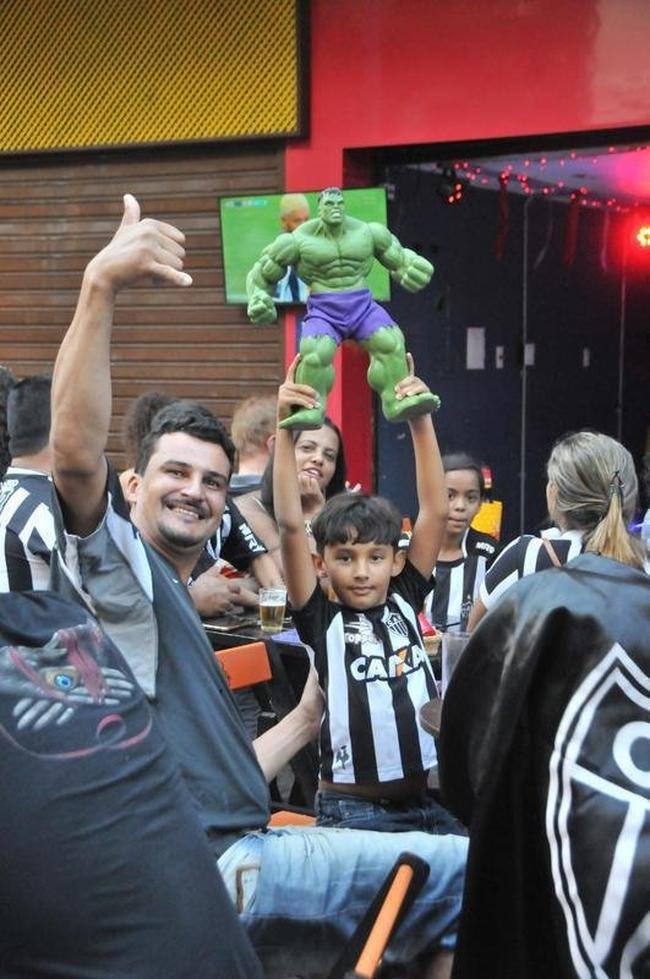 Craque do ttulo brasileiro, Hulk se tornou dolo da torcida do Atltico e iniciou uma verdadeira 'Hulkmania' em BH. Camisas, mscaras e bonecos do heri podem ser vistos em todos os cantos da capital 