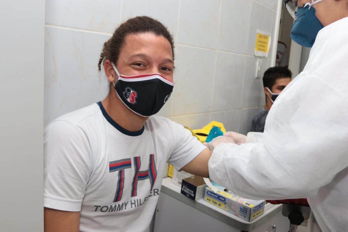 Felipe Cabeleira tambm realiza teste para Covid-19; atleta foi destaque nas categorias de base do Tricolor e ganhou espao com o tcnico Itamar.