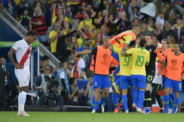 Gabriel Jesus recolocou o Brasil em vantagem na final da Copa América: 2 a 1
