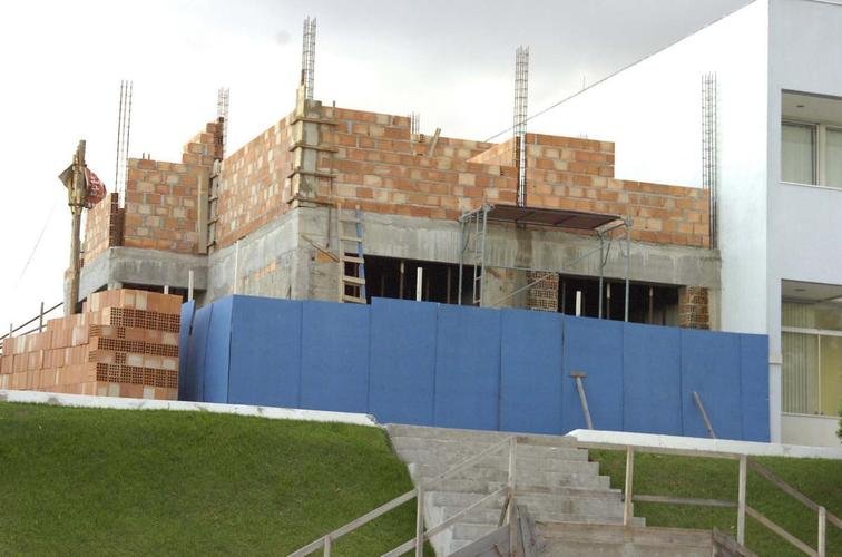 Fotos das obras de amplia��o do hotel e de pr�dios administrativos da Toca da Raposa II, centro de treinamentos do Cruzeiro, em 2009