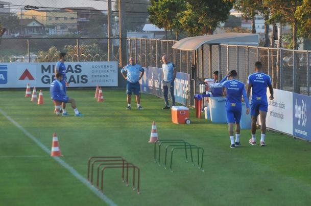 Cruzeiro iniciou sua intertemporada nesta segunda-feira na Toca da Raposa II. Tcnico Mano Menezes contou com elenco completo. Grupo agora comea preparao para decises com Atltico na Copa do Brasil, River Plate na Copa Libertadores e 29 rodadas restantes do Campeonato Brasileiro