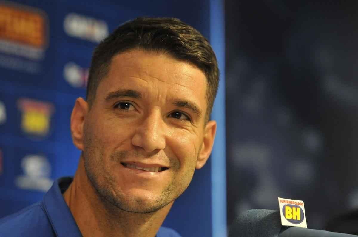 Thiago Neves foi apresentado no Cruzeiro pelo presidente Gilvan de Pinho Tavares
