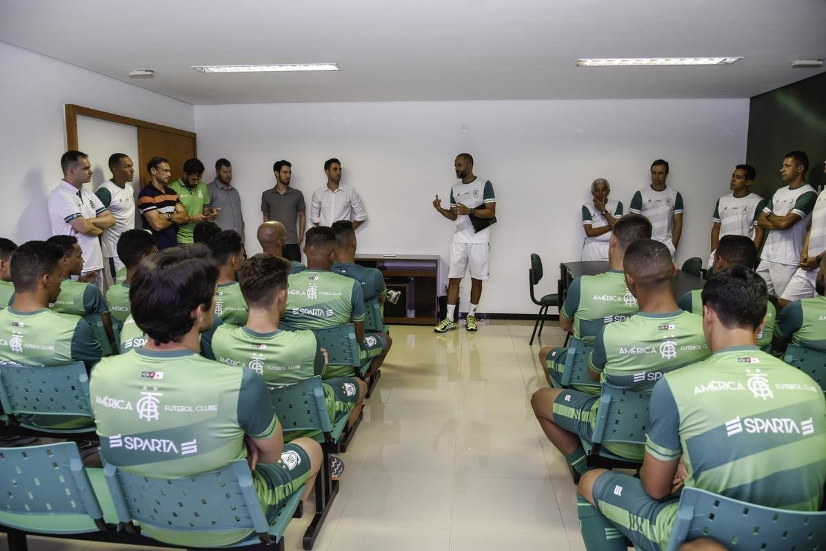 O Amrica se reapresentou nesta quinta-feira para a prxima temporada. Alm de j contar com os reforos, o Coelho mostrou o novo uniforme de treino, da Sparta, marca-prpria do clube