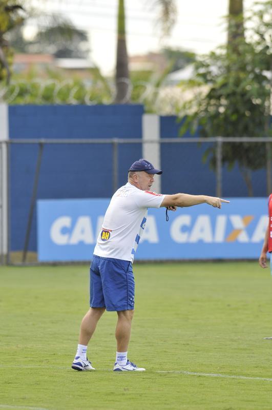 Mano Menezes montou Cruzeiro que deve encarar o Villa Nova no sbado e promoveu trs mudanas em relao ao ltimo jogo: Murilo entrou na vaga de Leo, Egdio no lugar de Marcelo Hermes e Robinho deu lugar a Ariel Cabral