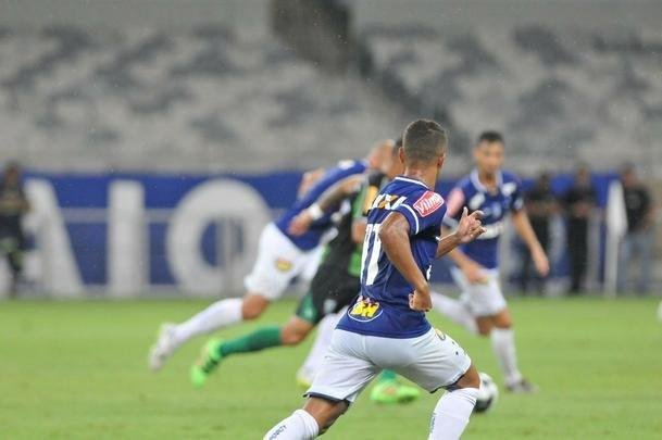 Cruzeiro e Amrica ficaram no empate, e permitiriam a chegada do Uberlndia  liderana