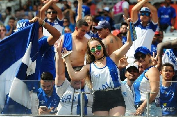 Fotos das torcidas de Cruzeiro e Atlético no Mineirão