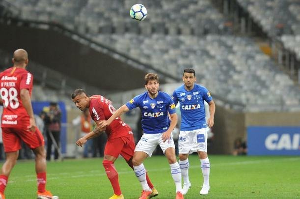 Imagens do duelo entre Cruzeiro e Internacional, no Mineiro, pela 22 rodada do Brasileiro 