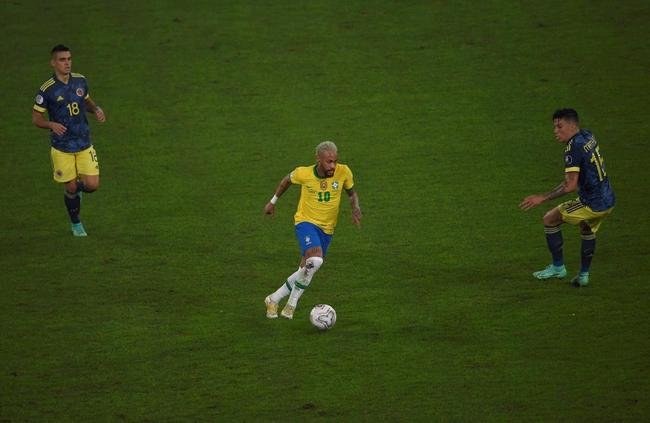 Brasil e Colmbia se enfrentaram no Estdio Nilton Santos, pelo Grupo B da Copa Amrica