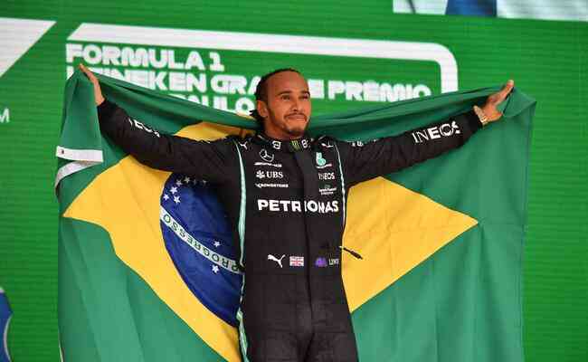 Lewis Hamilton postou mensagens em português e em inglês repudiando o termo racista usado por Nelson Piquet