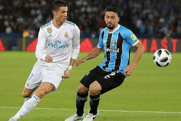 Edlson - campeo da Copa Libertadores e vice do Mundial pelo Grmio, o lateral-direito conhecido por chutar forte entrou na lista de reforos do Cruzeiro para 2018. Edlson se encaixa no perfil exigido pelo tcnico Mano Menezes: vai  linha de fundo, d assistncias e ainda oferece perigo aos adversrios nas finalizaes. O principal empecilho  a multa rescisria em contrato: cerca de R$ 24 milhes. Alm disso, o Grmio exigiria alguns jogadores do cruzeiro em troca para liberar Edlson, com o qual tem contrato at maio de 2019.