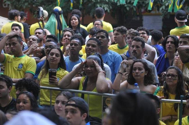 Na regio da Savassi, em BH, torcedores vibram com vitria do Brasil sobre a Sua, por 1 a 0, pela segunda rodada do Grupo G da Copa do Mundo do Catar